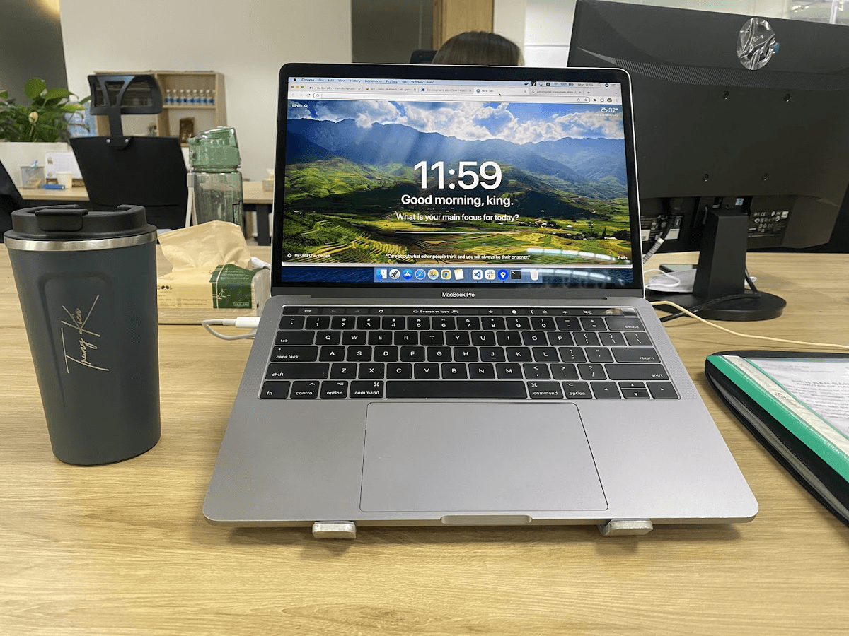 Chiếc macbook pro đầu tiên mình sử dụng (công ty cấp 😂)